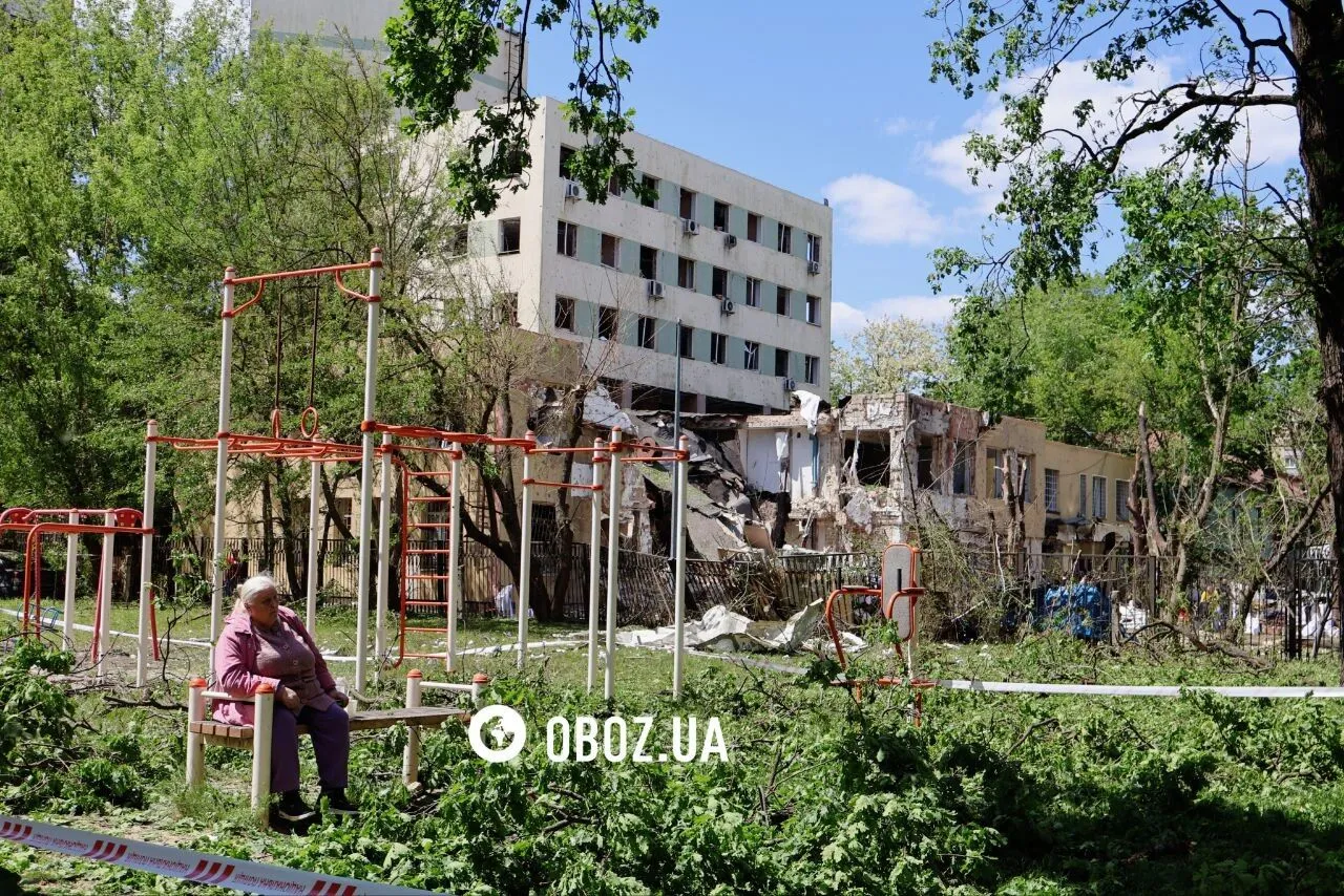 Діри в стіні, даху та пошкоджені будинки: наслідки атаки РФ у Святошинському районі Києва. Фото та відео