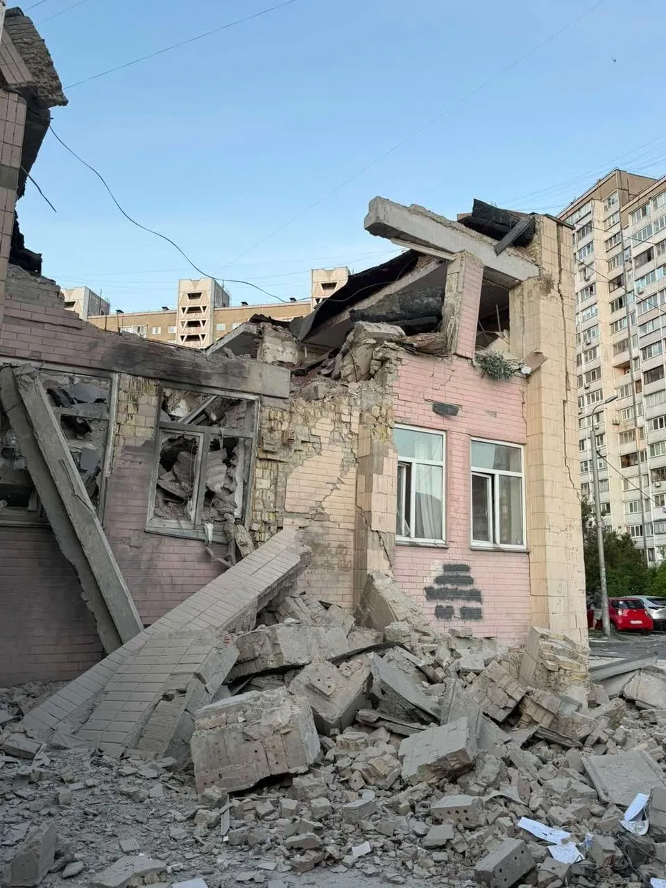Частково зруйновано та пошкоджено 5 медичних установ: у МОЗ розповіли про наслідки атаки РФ по Києву. Фото