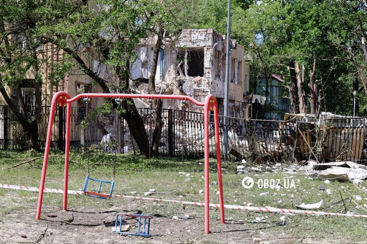 Діри в стіні, даху та пошкоджені будинки: наслідки атаки РФ у Святошинському районі Києва. Фото та відео