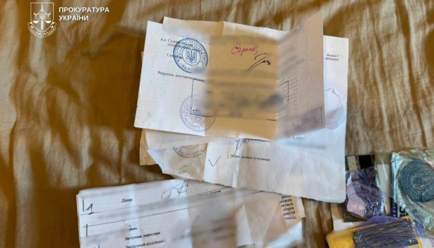 {"title": "Київ: $30 тис. за "ліпову" інвалідність. Затримано голову колишньої МСЕК та шістьох спільників."}