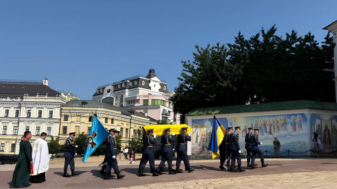 У Києві попрощались з пілотом Богданом Загорульком: героїчні кадри прощання
