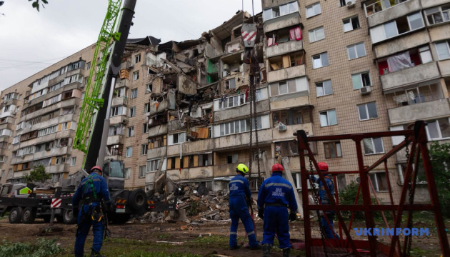 Київ:
76 постраждалих, 19 загиблих після удару РФ.

(70 символів)