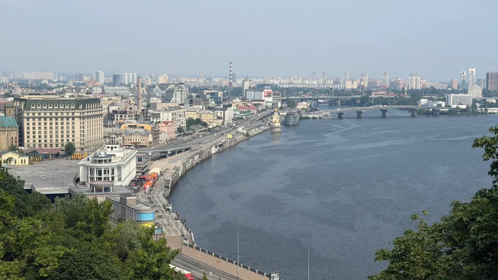 Київ дихає димом: забруднення повітря після обстрілів та пожеж.