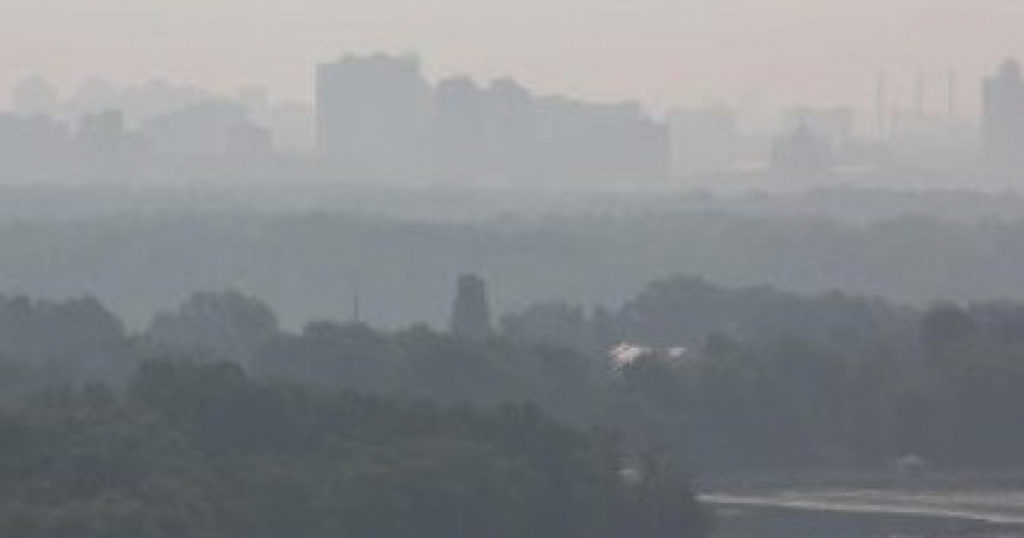 Київ дихає важко: якість повітря падає, місто в серпанку.