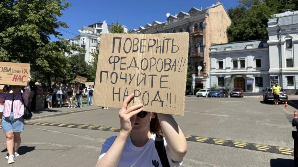 Ось кілька варіантів унікальних назв:

Київ підтримує Федорова: акція громадян проти відставки. Фото. (73 символи)
Федоров має залишитися: тисячі киян на мітингу. Фоторепортаж. (75 символів)
Громада Києва за Федорова: мітинг на підтримку. Фото. (62 символи)
"Ні відставці Федорова!" - масштабний мітинг у Києві. Фото. (71 символ)
Кияни виступають на захист Федорова: сотні на вулицях. Фото. (77 символів)
Мітинг на підтримку Федорова у Києві: фотографії події. (68 символів)