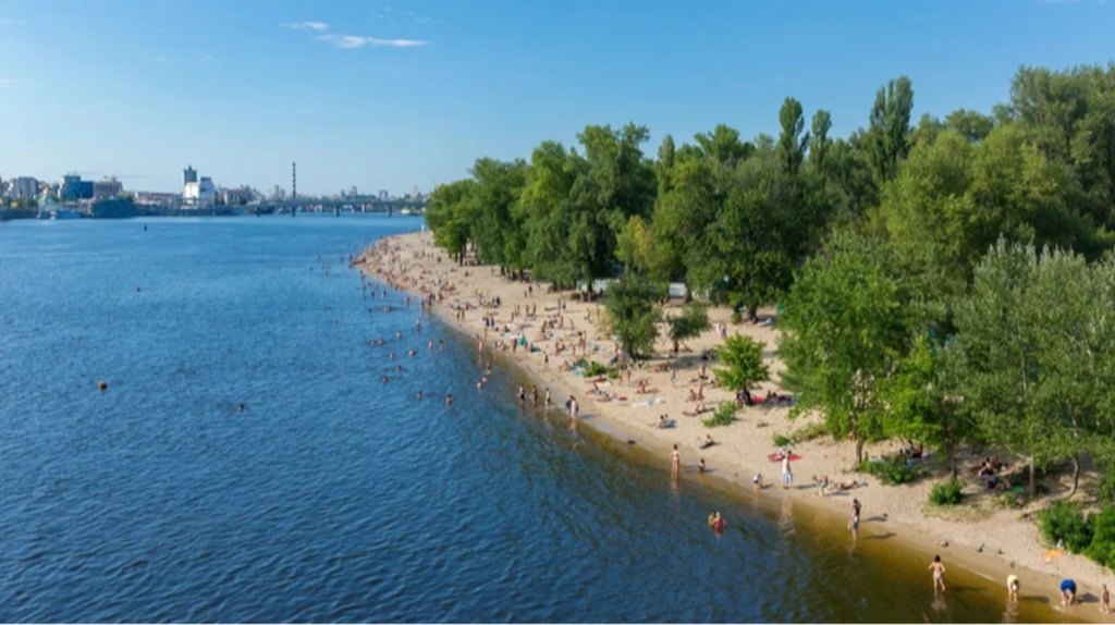 Пляжі України 2026: Де безпечно купатися за даними ЦГЗ. Азове, Чорне море, річки - повний список.