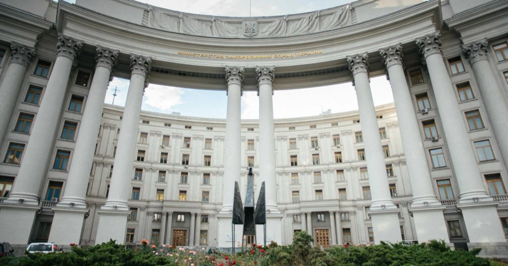 Сталевий Фенікс Олексія Сая: Символ стійкості та відродження біля МЗС.