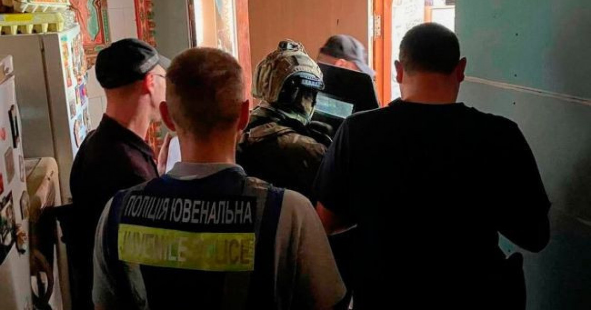 Група підлітків у Києві нападала на жінок, завдаючи їм каліцтв.