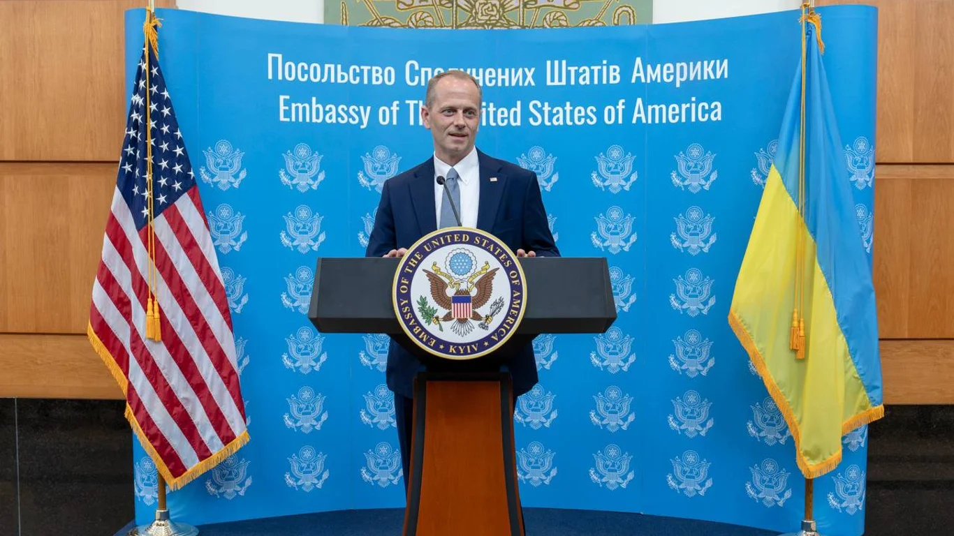 Новий тимчасовий повірений США розпочав роботу в Києві: Україна та США посилюють співпрацю.