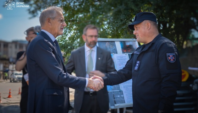 Прем’єр Норвегії відвідав місце ракетного удару Росії по Києву