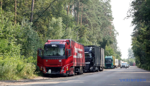 Спека в Києві: обмеження руху вантажівок для полегшення міської спеки.