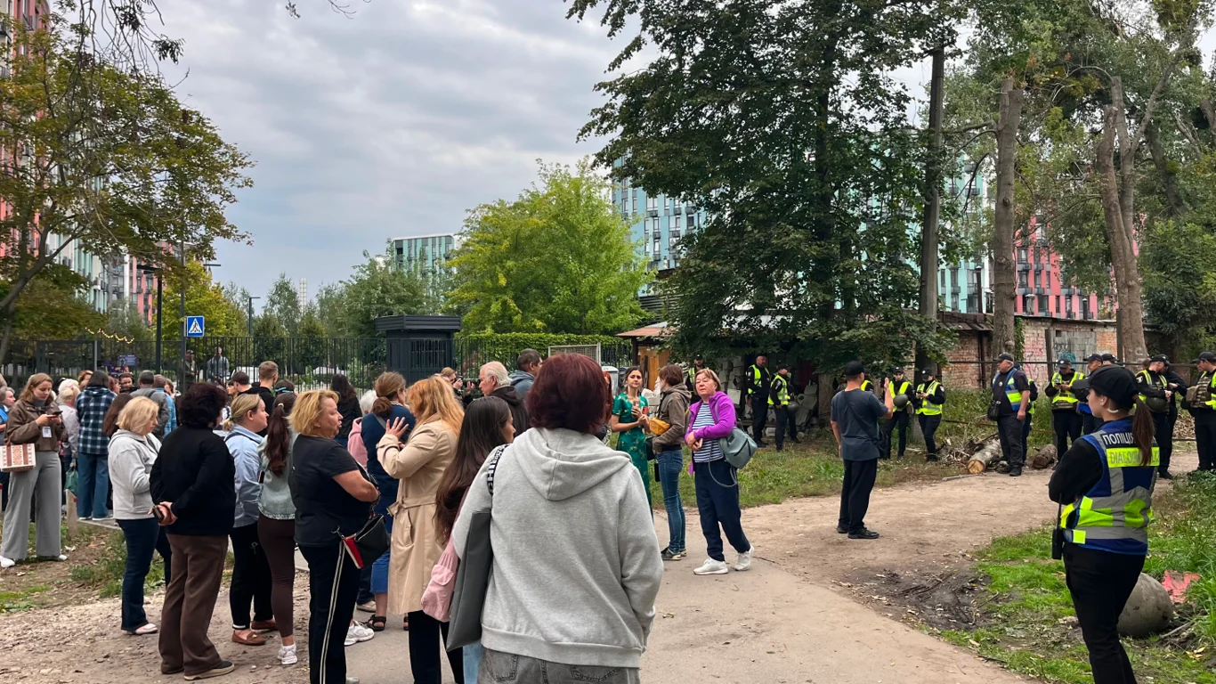 На Теремках відновили будівництво теплотраси: сквер в оточенні.
