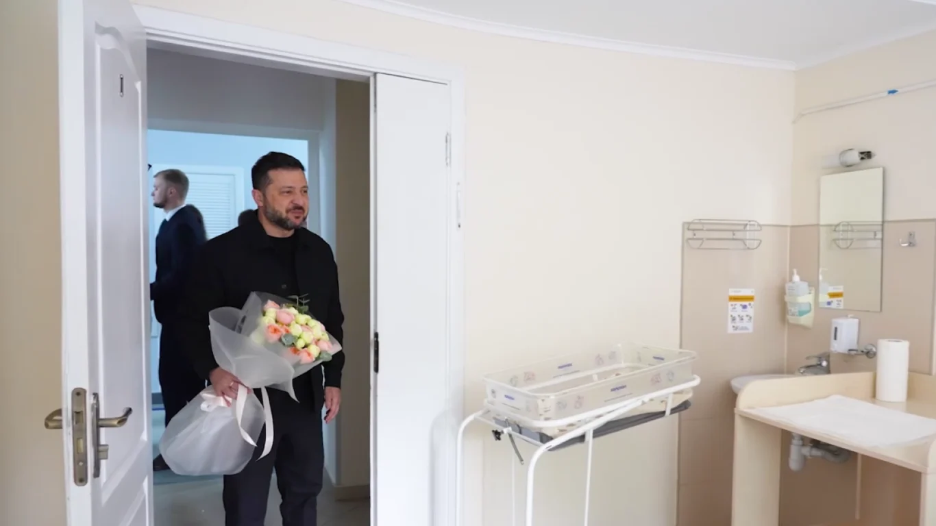 Володимир Зеленський у пологовому після атаки РФ: привітав новонароджених і їхніх батьків.