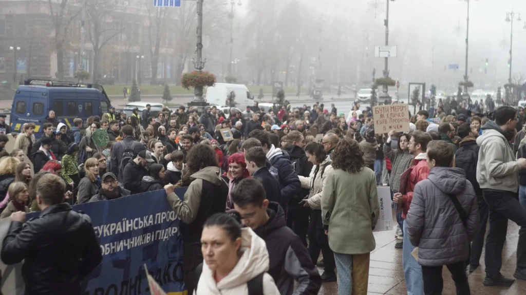Протест біля КМДА: волонтерка висловила невдоволення допомогою постраждалим у Києві.