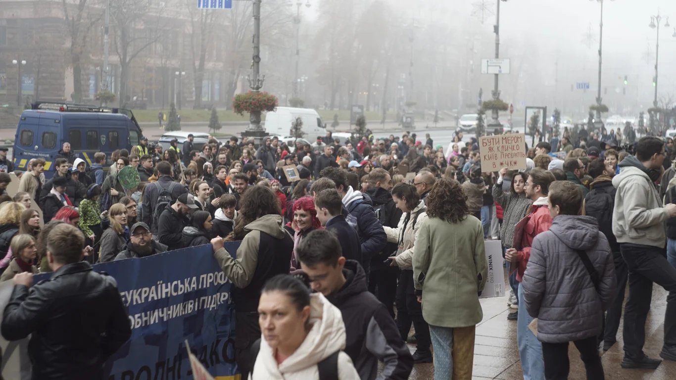 Протест біля КМДА: волонтерка висловила невдоволення допомогою постраждалим у Києві.