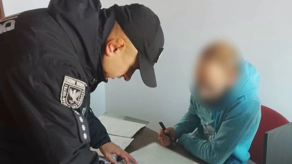 Тягнув колоди, але впав: власника покарали за жорстоке поводження з конем на Прикарпатті.