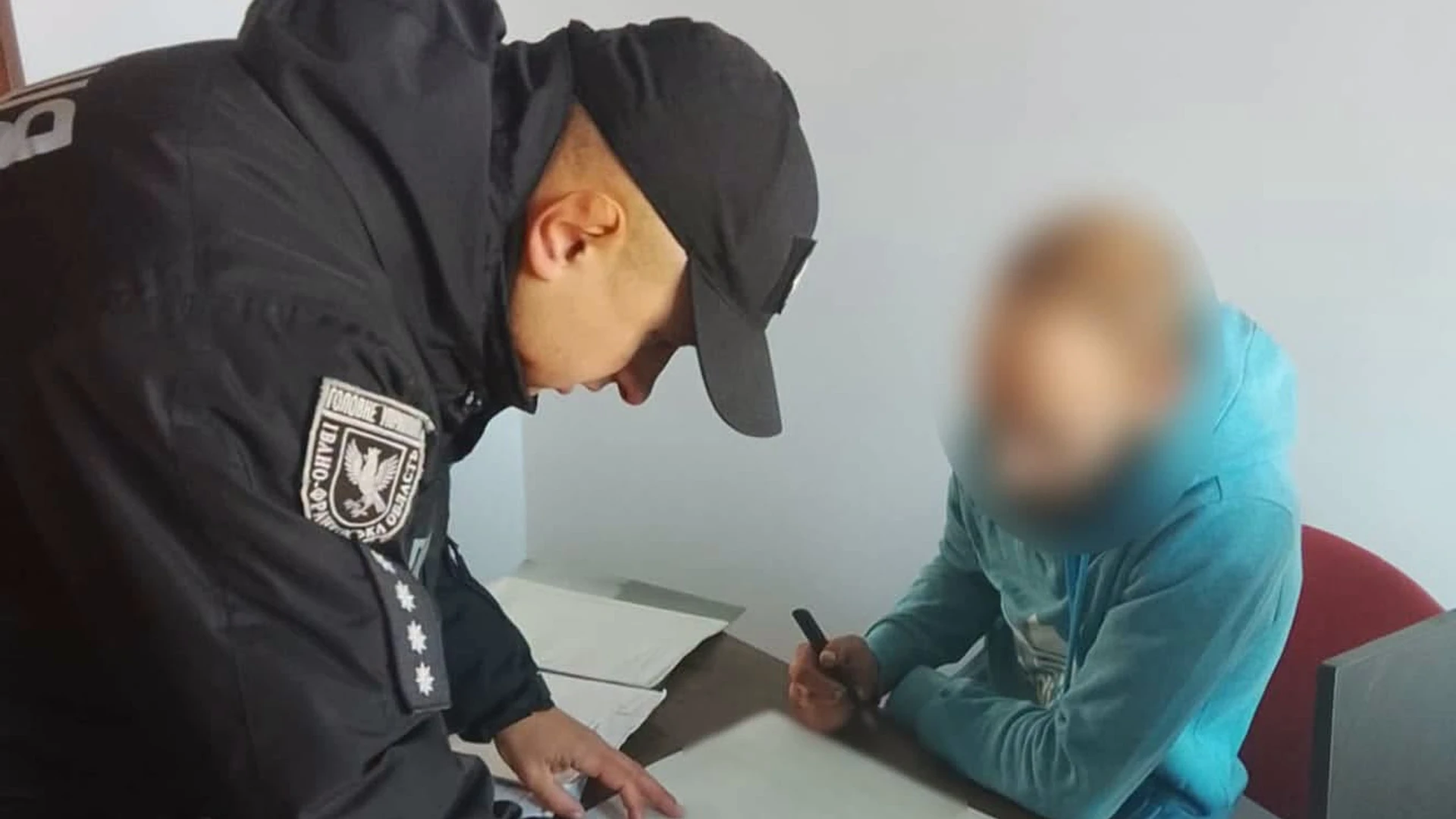 Тягнув колоди, але впав: власника покарали за жорстоке поводження з конем на Прикарпатті.