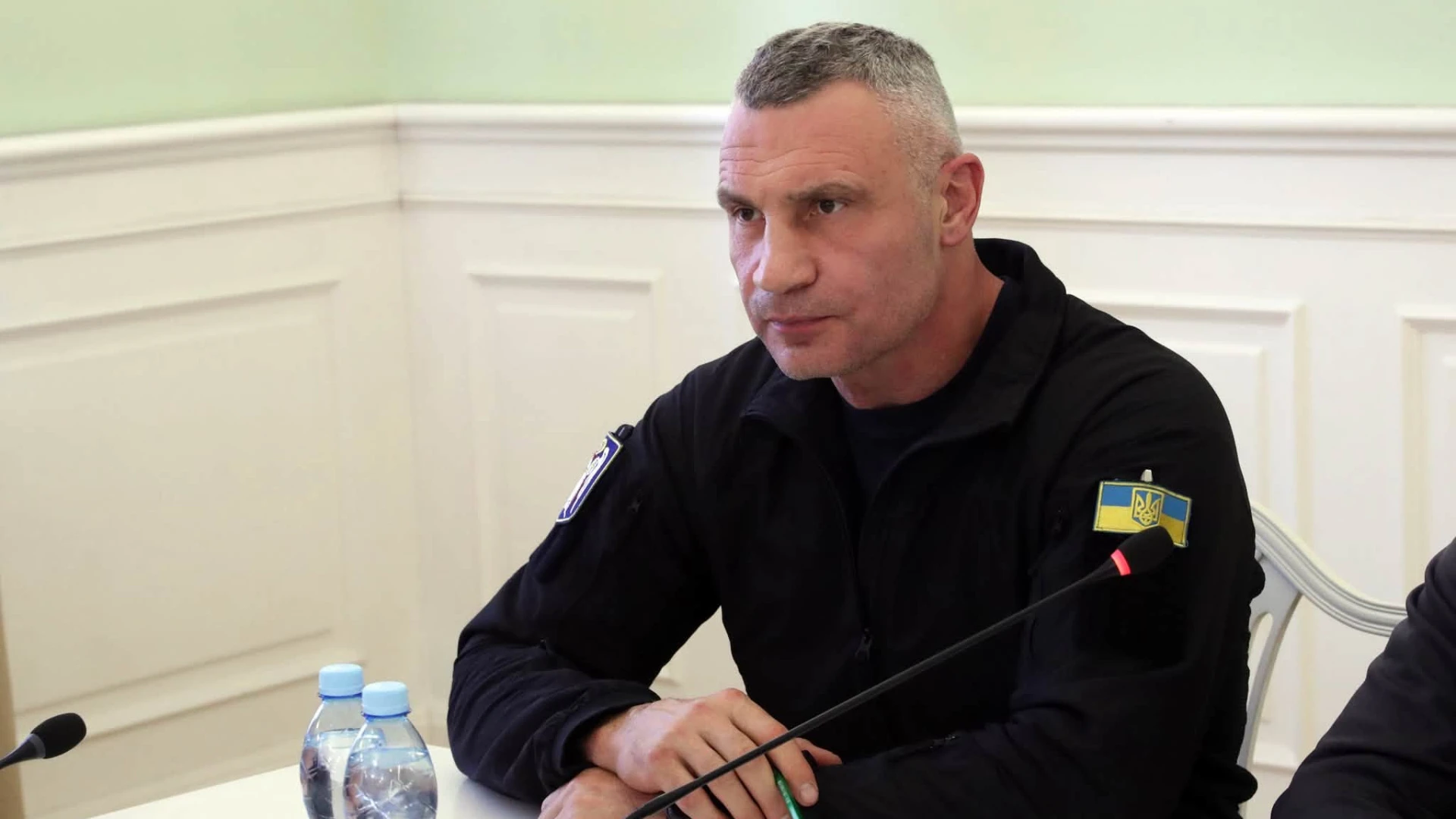 Унікальні назви:
Варіант 1 (короткий, змістовний):
Кличко: "Запитів не було" щодо мобільних укриттів у Києві.
Варіант 2 (з акцентом на реакцію):
Відсутність мобільних укриттів: Кличко прокоментував позов, заявивши про "відсутність запитів".
Варіант 3 (з питальним елементом):
"Запитів не надходило": Чому в Києві немає мобільних укриттів, пояснив Кличко.
Варіант 4 (більш офіційний):
Кличко прокоментував позов щодо мобільних укриттів: "Запитів не надходило".
Варіант 5 (з легким сарказмом):
"Запитів не було": Кличко про мобільні укриття в Києві та судовий позов.

Готовий тайтл (за запитом):
Кличко прокоментував позов через відсутність мобільних укриттів у Києві, заявивши: "Запитів не надходило".
