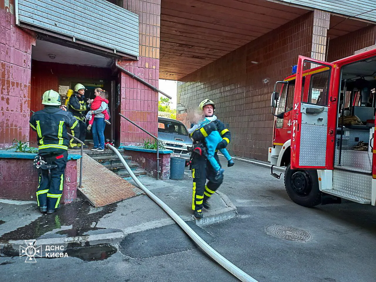 У Києві під час пожежі в багатоповерхівці врятували двох дітей та чоловіка. Фото і відео