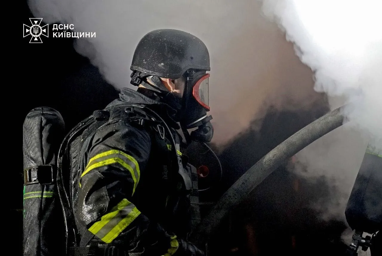 Війська РФ вдарили по Київщині: пошкоджено приватні будинки, постраждали двоє людей. Фото