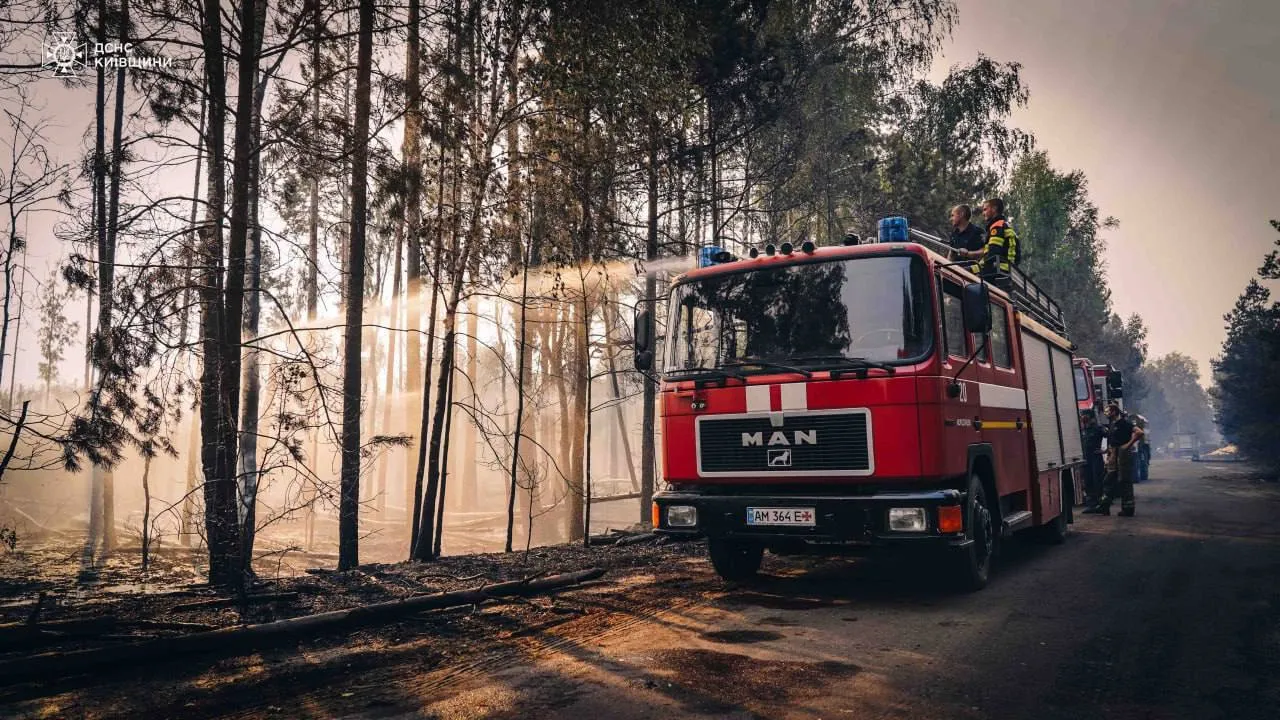 Залучено техніку з різних куточків України: на Київщині триває ліквідація пожежі на відкритій території. Фото і відео