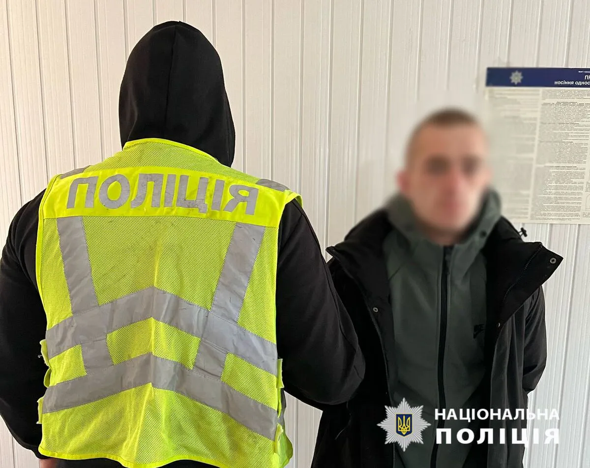 Нещодавно вийшов на волю: у Києві рецидивіст напав на військового та пограбував його. Фото