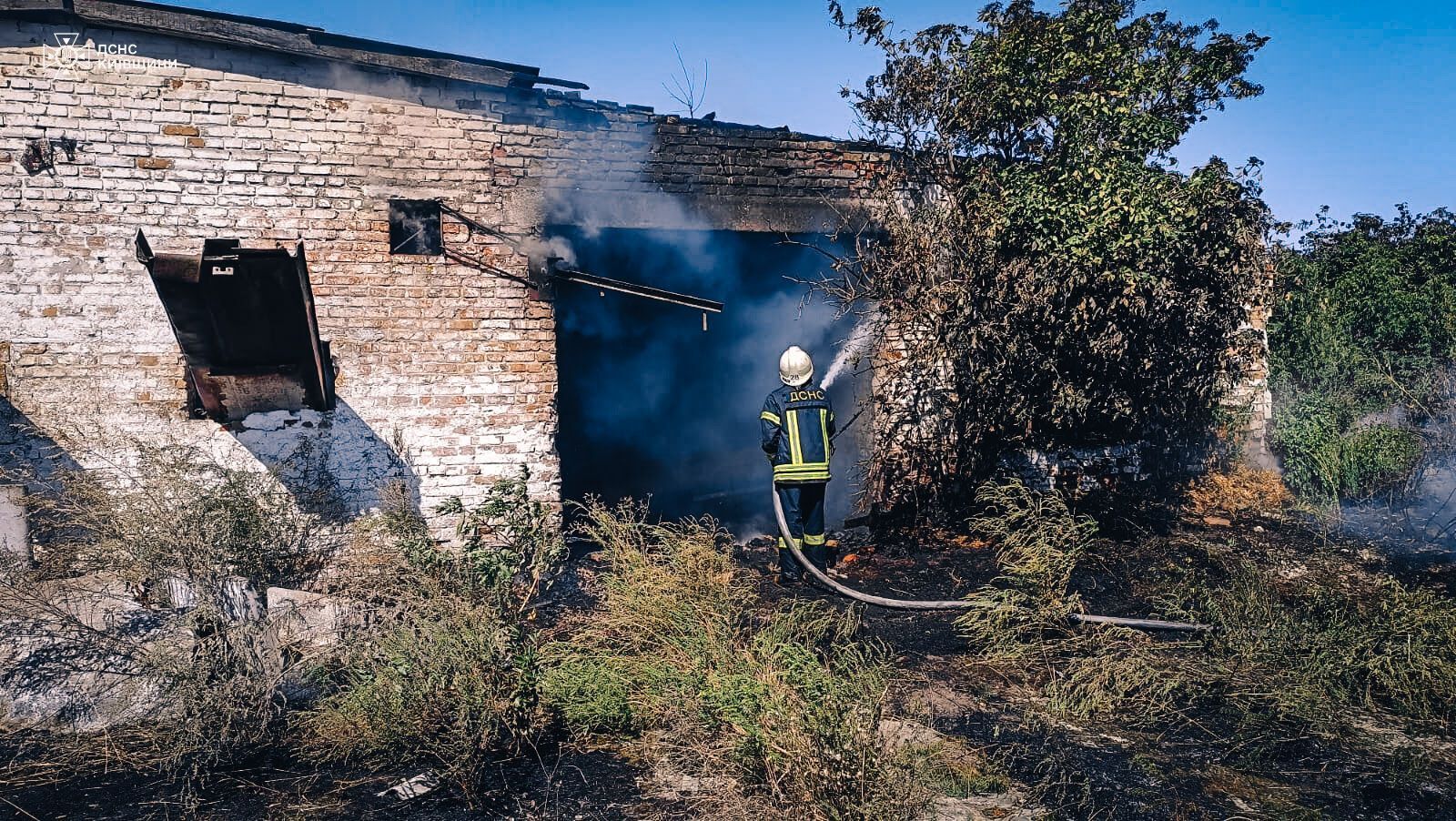 На Київщині рятувальники понад 10 годин гасили пожежу на території ферми. Подробиці і фото