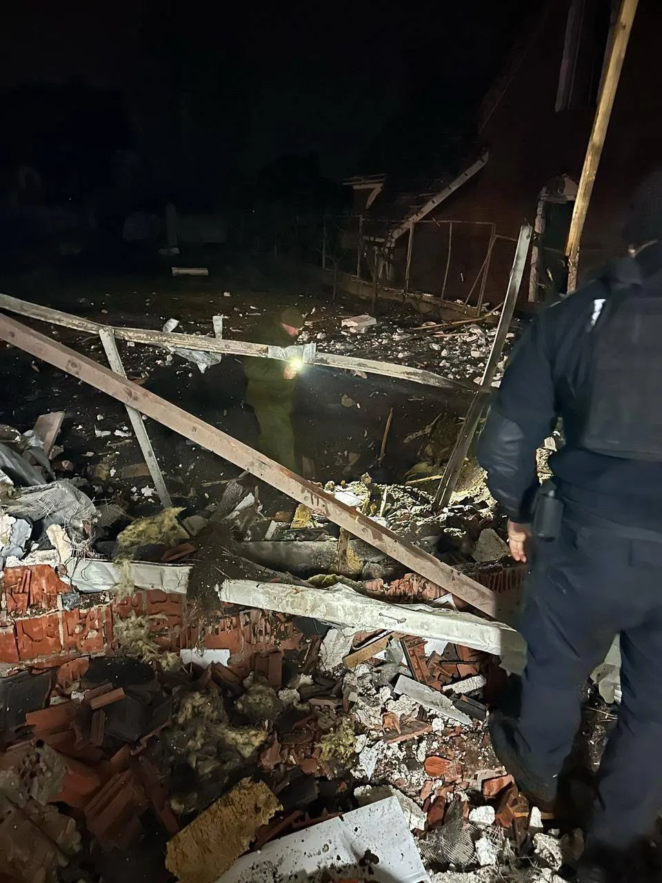 Війська РФ вдарили по Київщині: пошкоджено приватні будинки, постраждали двоє людей. Фото