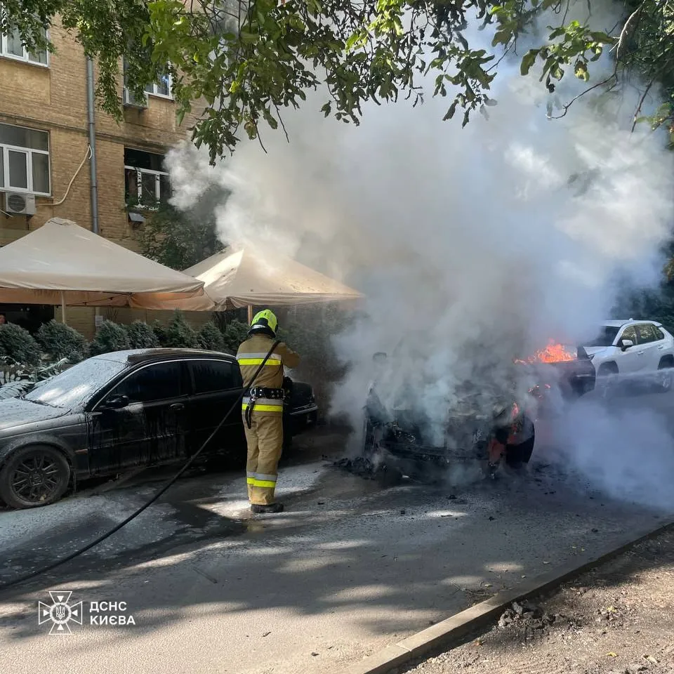 У центрі Києва сталась пожежа: стовп диму бачили в кількох районах міста. Фото і відео