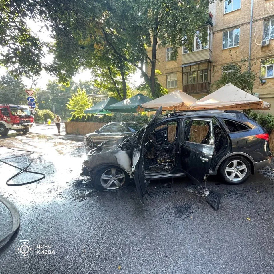 У центрі Києва сталась пожежа: стовп диму бачили в кількох районах міста. Фото і відео