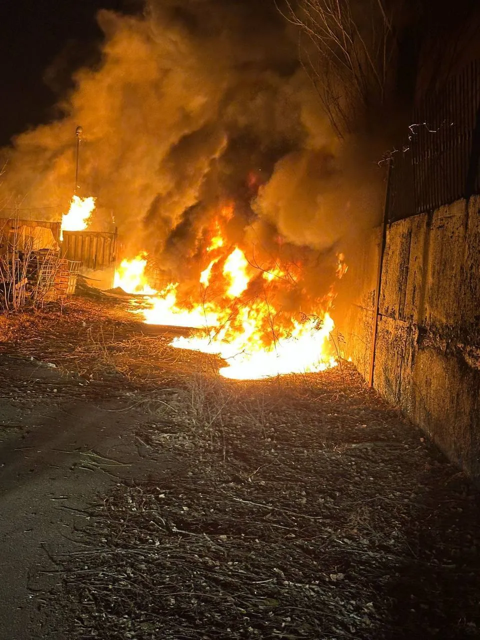 Пожежа в Броварах після падіння уламків БПЛА