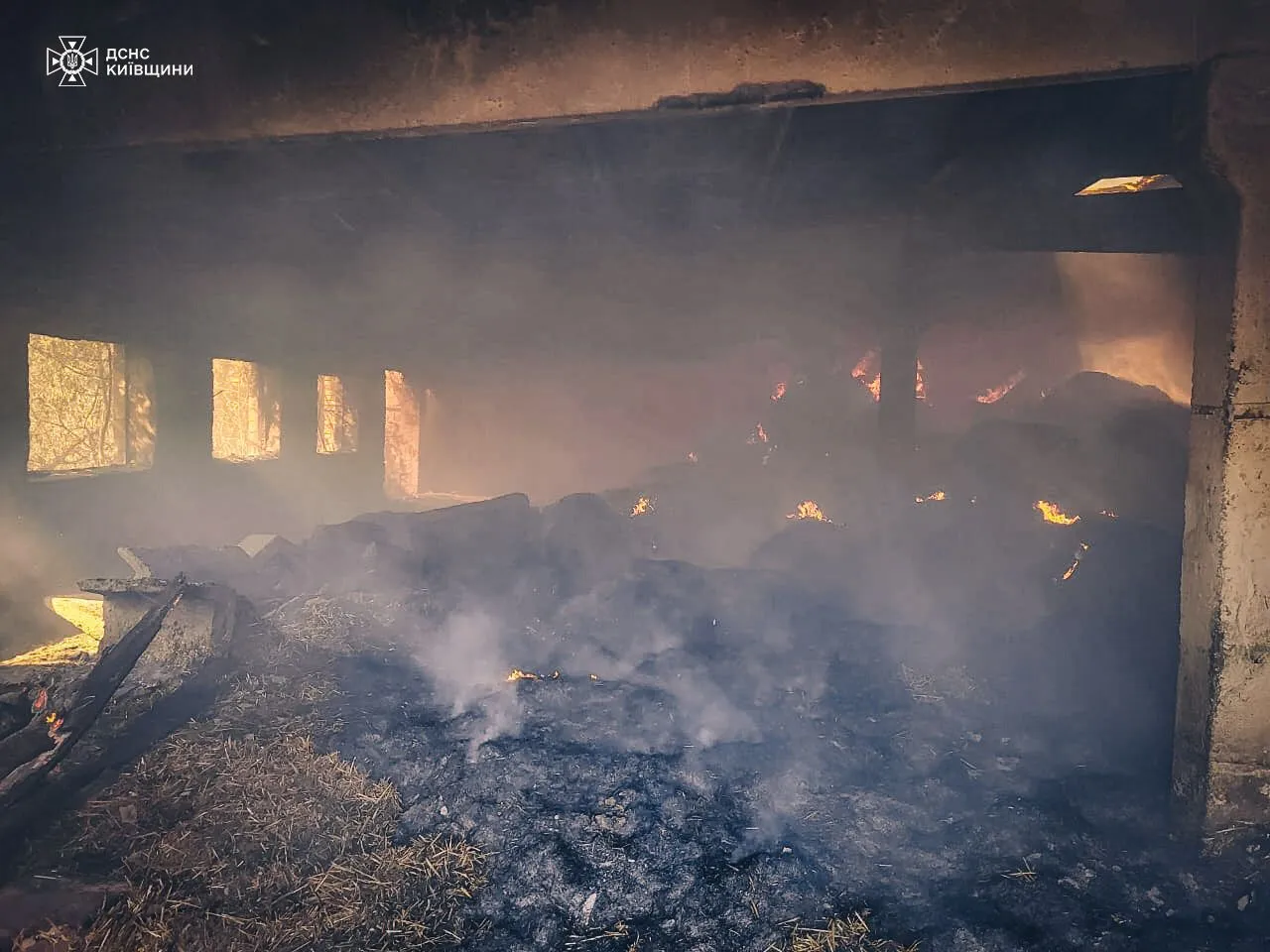 На Київщині рятувальники понад 10 годин гасили пожежу на території ферми. Подробиці і фото