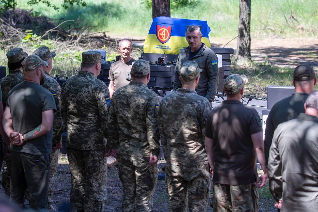 Понад 800 дронів: Кличко передав бійцям 112-ї окремої бригади тероборони допомогу від Києва. Фото