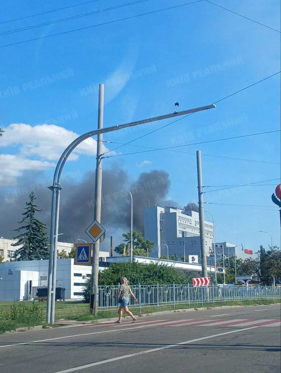 У Києві на Борщагівці сталась пожежа: помітно чорний стовп диму. Подробиці і фото