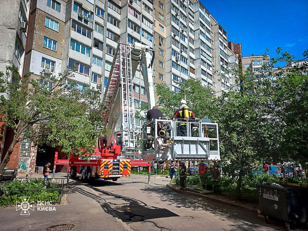 У Києві під час пожежі в багатоповерхівці врятували двох дітей та чоловіка. Фото і відео