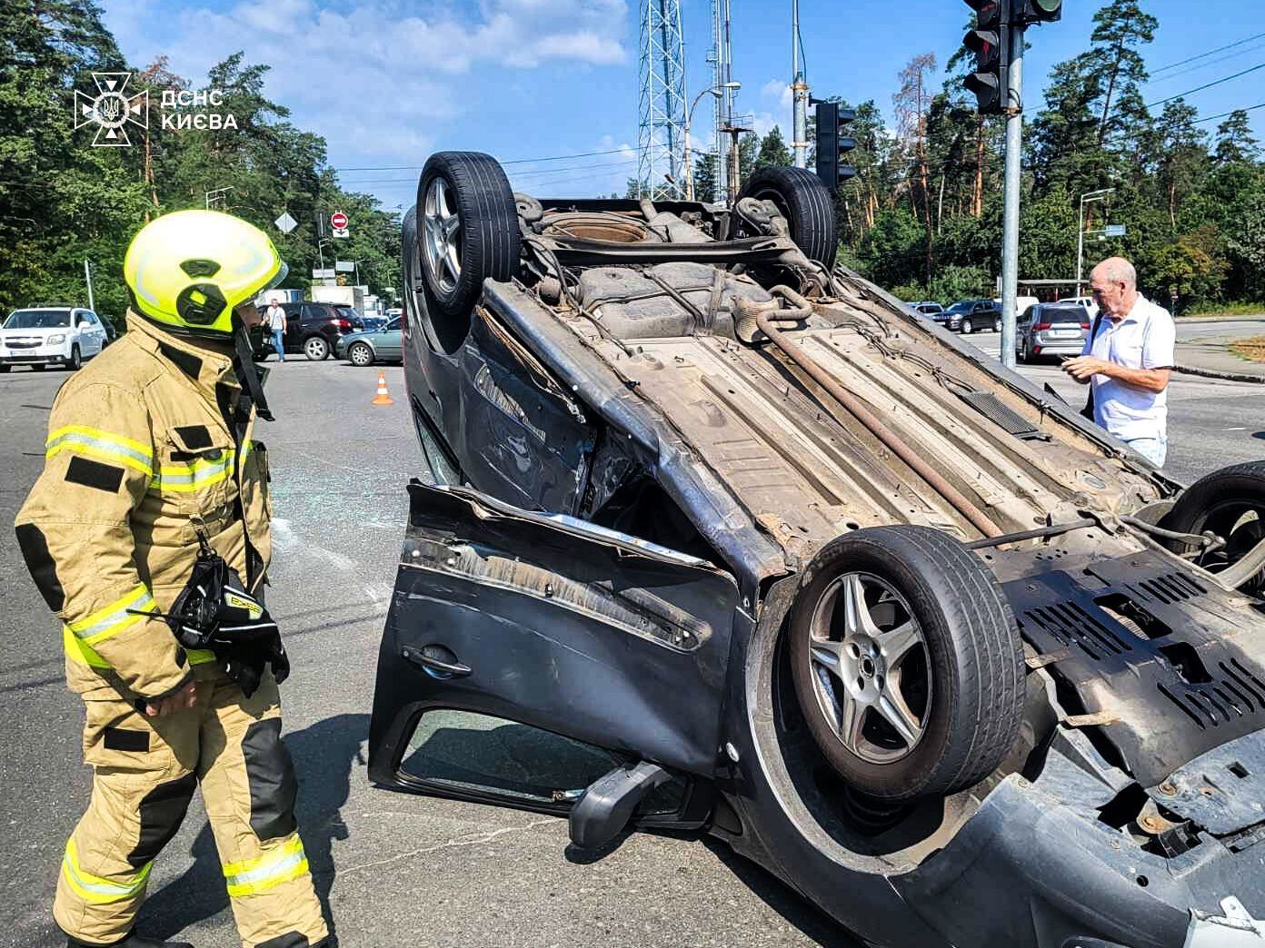 У Києві на Оболоні внаслідок ДТП перекинувся легковик. Подробиці, фото і відео