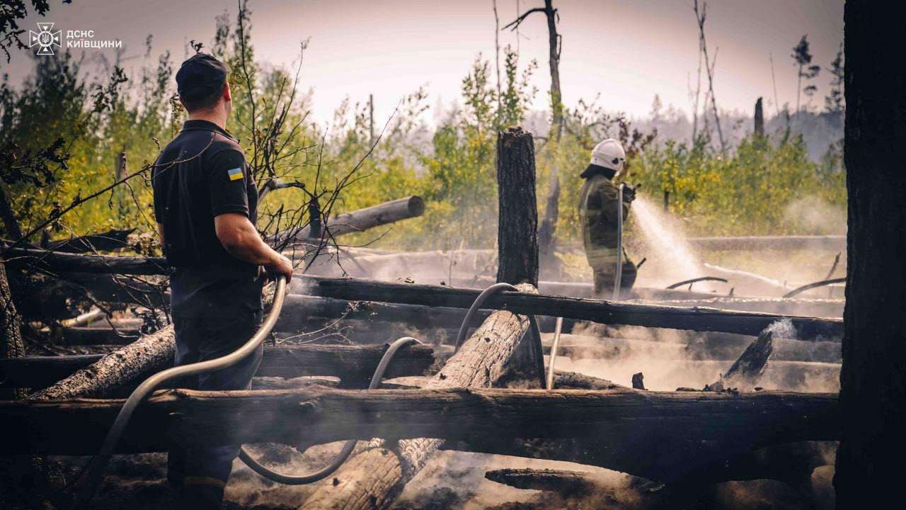 Залучено техніку з різних куточків України: на Київщині триває ліквідація пожежі на відкритій території. Фото і відео