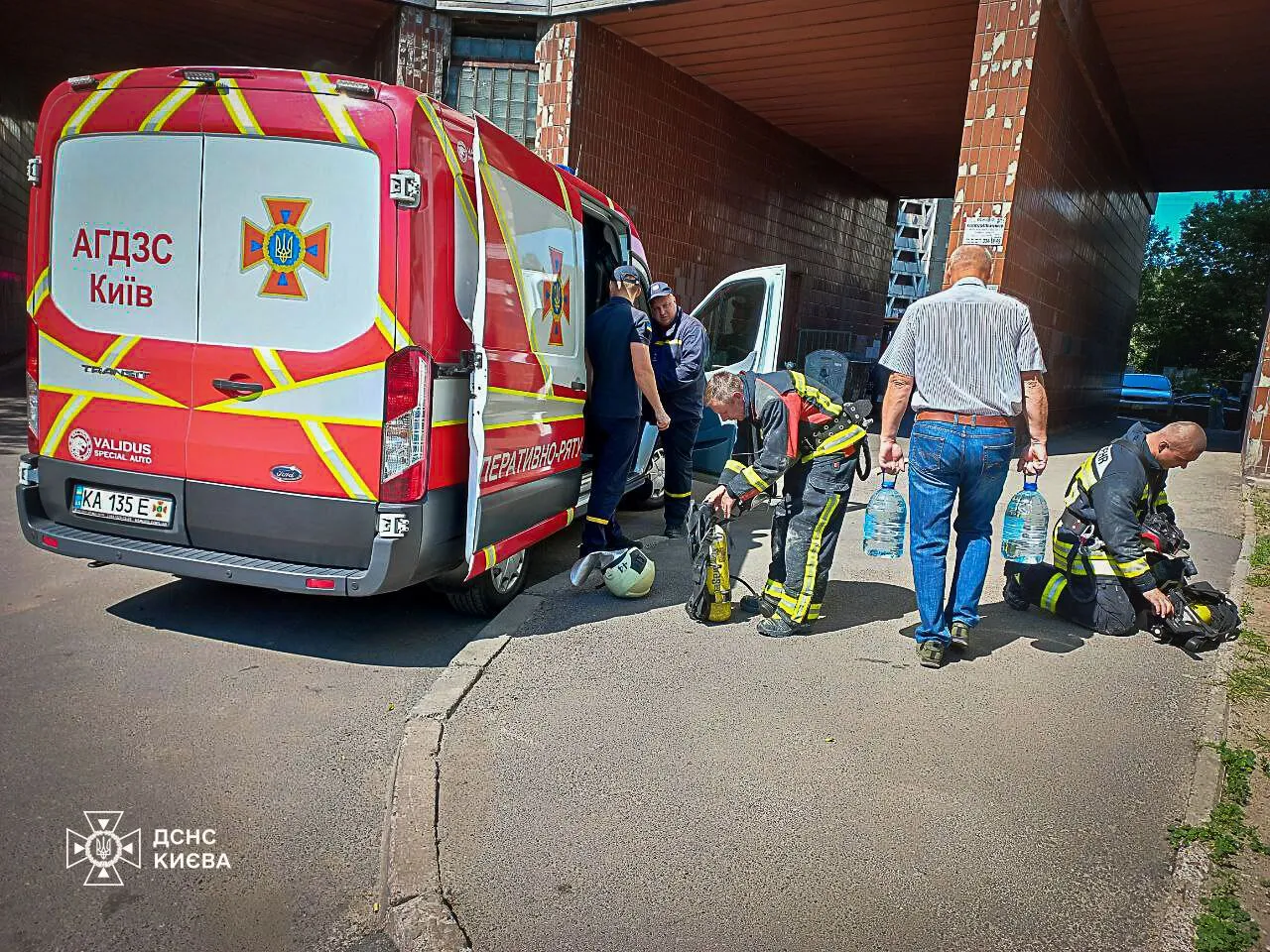 У Києві під час пожежі в багатоповерхівці врятували двох дітей та чоловіка. Фото і відео