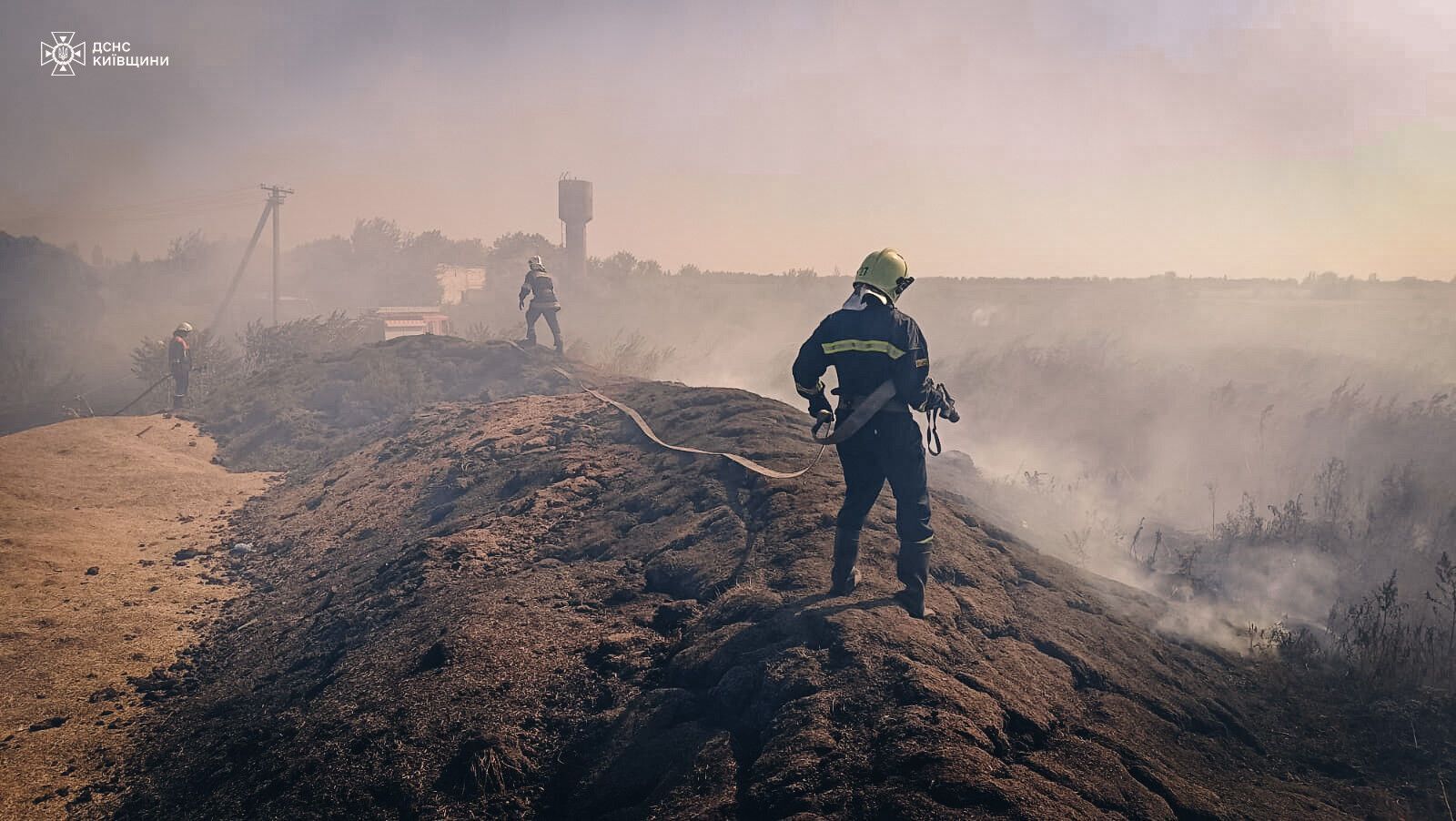 На Київщині рятувальники понад 10 годин гасили пожежу на території ферми. Подробиці і фото