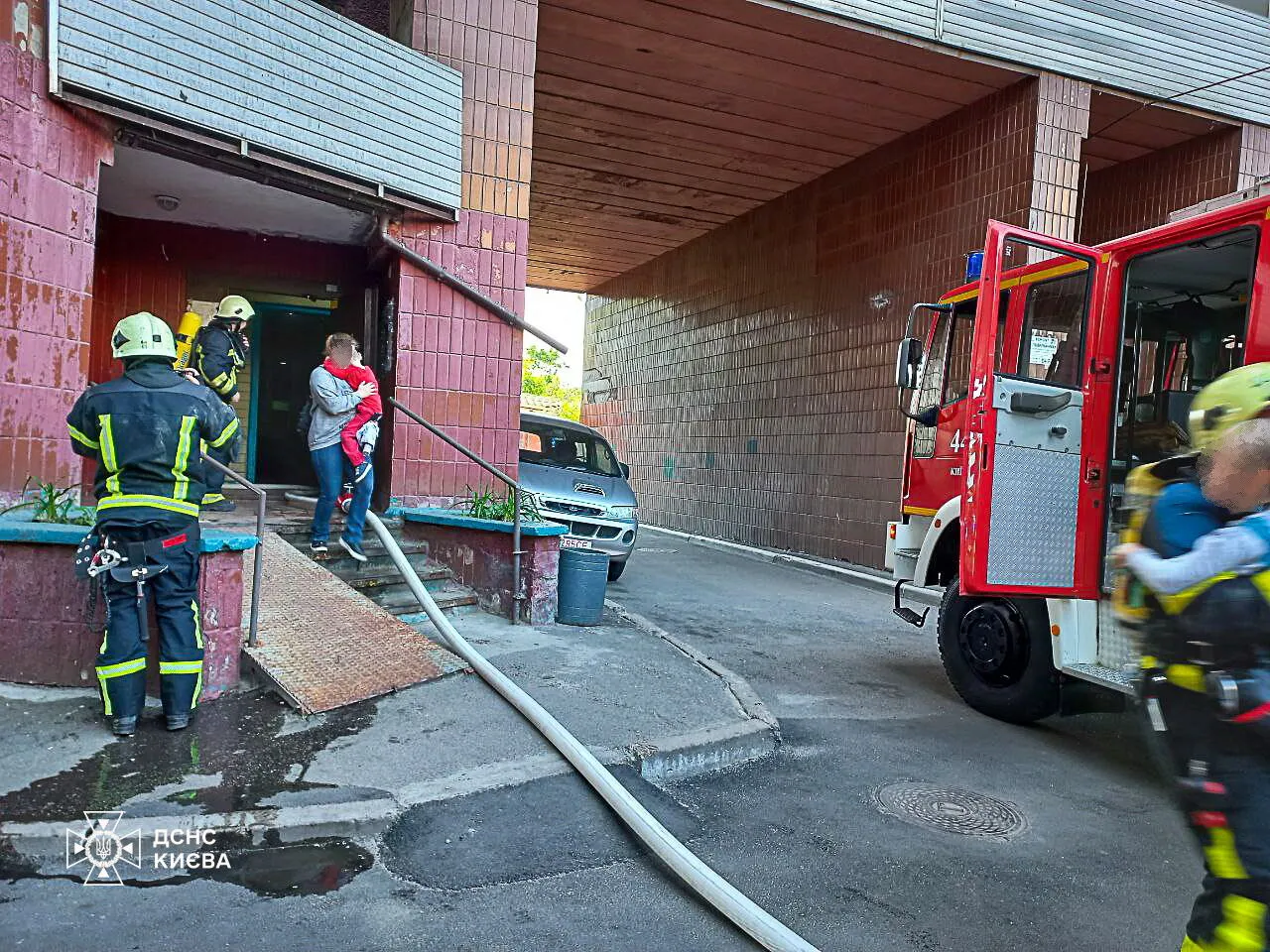 У Києві під час пожежі в багатоповерхівці врятували двох дітей та чоловіка. Фото і відео